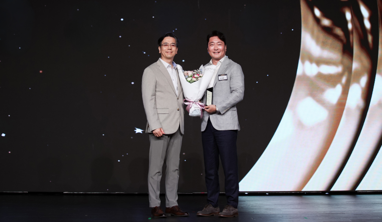 ‘2026년 H-Leaders 경영자 세미나’에서 현대건설 이한우 대표이사가 올해 최우수 협력사 대상에 선정된 일우건설 이석무 대표에게 트로피를 건낸 후 기념 촬영을 진행하고 있다